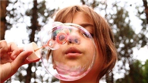 Pro Kids Kind bläst Seifenblase auf