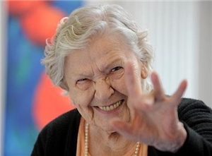 Lachende Oma eine alte Frau lacht