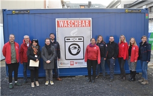 Mitarbeiterinnen und Mitarbeiter von Caritas und Maltesern laden in die neue Waschbar in Bad Neuenahr-Ahrweiler ein.