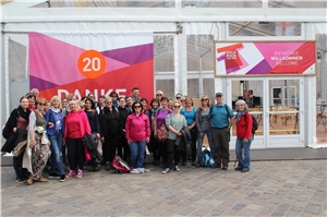 Mitarbeiterinnen und Mitarbeiter der Caritaseinrichtungen Lebach stehen nach ihrer Pilgertour vor dem Trierer Dom.