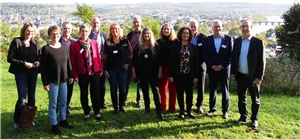 Die Mitglieder des neu gewählten Vorstands der Caritas-Arbeitsgemeinschaft der Sozialstationen Rheinland-Pfalz/Saarland stehen vor dem Robert-Schuman-Haus in Trier.