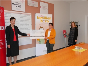 Das Foto zeigt Caritas-Direktorin Dr. Kugel bei der Übergabe eines symbolischen Schecks an Michaele Marx, die Geschäftsführerin der Stiftung Menschen in Not.