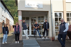Zu sehen ist das Fluthilfe-Team des Caritasverbandes Trier vor der Teamzentrale in Trier-West.