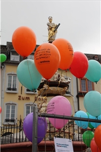Bunte Luftballons sind am Stand der Sozialen Lerndienste befestigt. 