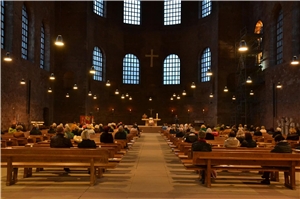 Das Foto zeigt die Teilnehmenden in der Basilika.