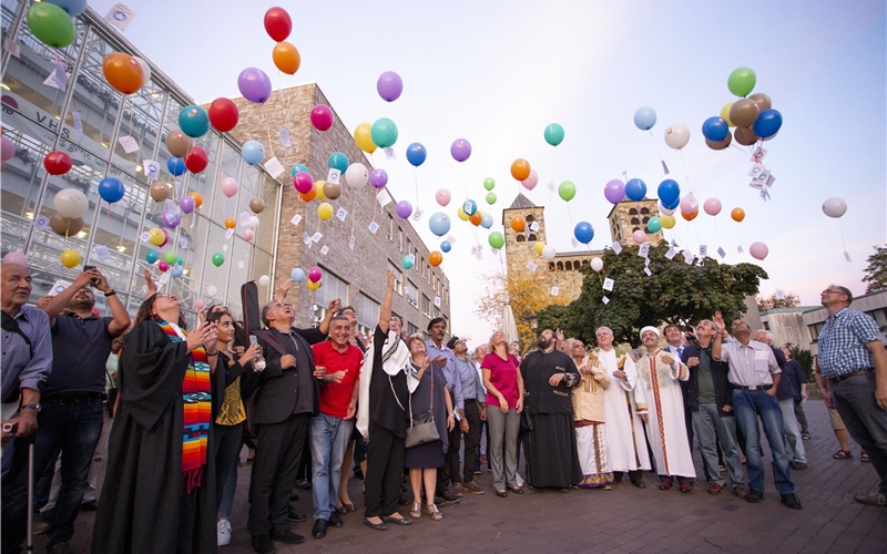 Abschluss des Gebets der Religionen mit gemeinsamer Luftballon-Aktion
