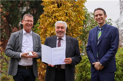 Das Ehrenzeichen in Gold des Deutschen Caritasverbandes erhielt Dr. Klaus Esser (l.) von Hans Mülders und Christian Schrödter (r.).