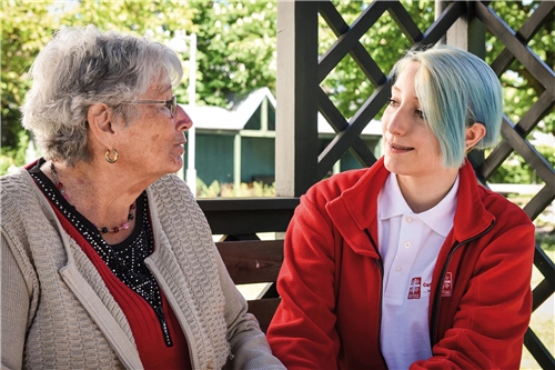 Caritas-Auszubildende zur Pflegefachfrau und Seniorin