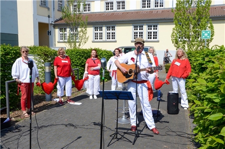 Im Garten des Viersener Altenheims Paulus-Stift gaben einige Mitarbeiterinnen und Mitarbeiter des Caritasverbandes ein kleines Konzert.