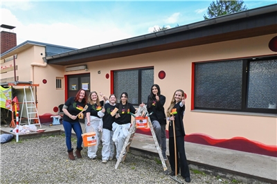 Geschafft: Über ihre erfolgreiche Fassadenrenovierung am Caritas-Haus freuen sich (v.l.) Jeannette Gniot (youngcaritas), Lisa, Maia, Tugce, Lanja und Emily Schleicher.
