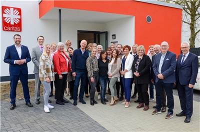 Froh über das neue Domizil von Caritas-Pflegestation und Schuldnerberatung in Waldniel sind das Team sowie Bürgermeister Andreas Gisbertz (l.) und die Caritas-Vorstände Christian Schrödter (2. v. l.) 