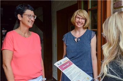 Claudia Weyers (l.) wird den neuen „Elterntreff Vielfalt“ leiten, Petra Juntermanns-Leusch vom Familienbüro Willich des Caritasverbandes hat das Angebot für Mütter und Väter von Kindern mit einer Beso