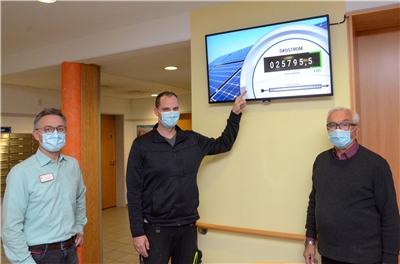 Ein großer Monitor im Foyer des Altenheims St. Michael zeigt aktuelle Daten, wie die Photovoltaikanlage arbeitet. Auf dem Foto von links: Einrichtungsleiter Mark Wagner, Haustechniker Martin Gerhards 