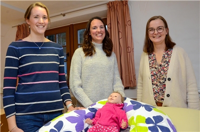 Mit der neuen ambulanten Wochenbett-Sprechstunde wollen (v. l.) Barbara Schmitz, Sonja Valerius und Melanie Genz Willicher Eltern nach einer Geburt unterstützen.