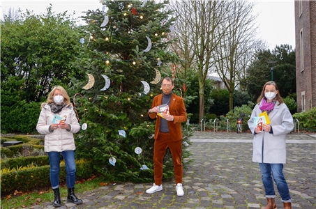 Über die großartige Resonanz auf den Willicher Weihnachtswunschbaum freuen sich (v. l.) Angelika Uth-Flatow, Bürgermeister Christian Pakusch und Melanie Genz.
