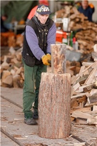 Ein Mitarbeiter beim Holzhacken