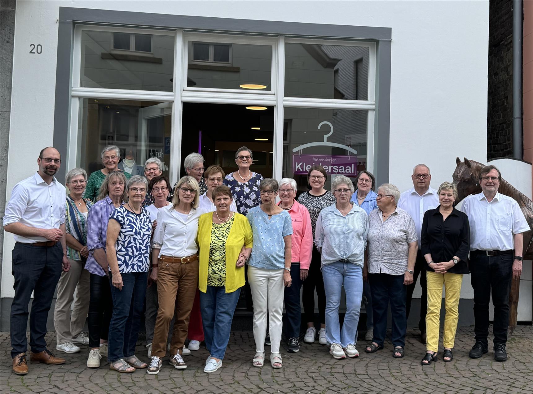 24 05 Eröffnung Kleidersaal Warendorf_Gruppenbild