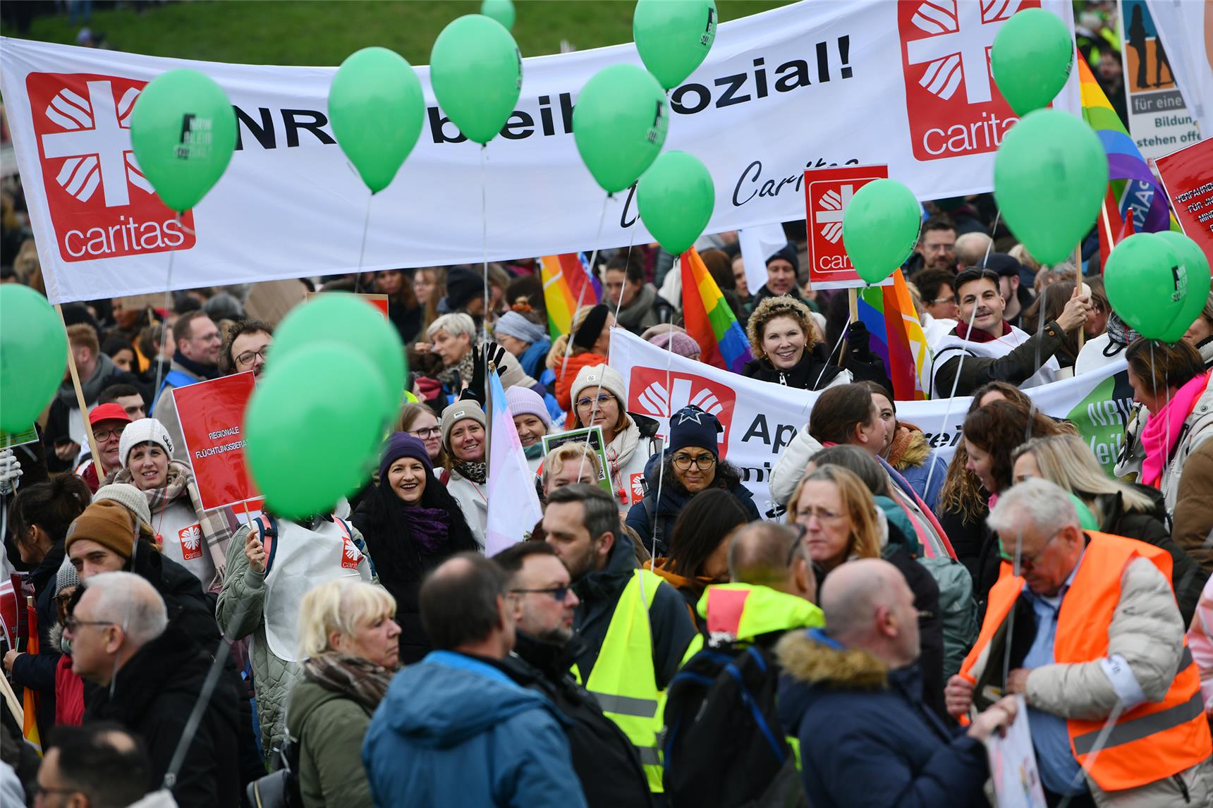 Demonstration in Düsseldorf_Bild in die Menge