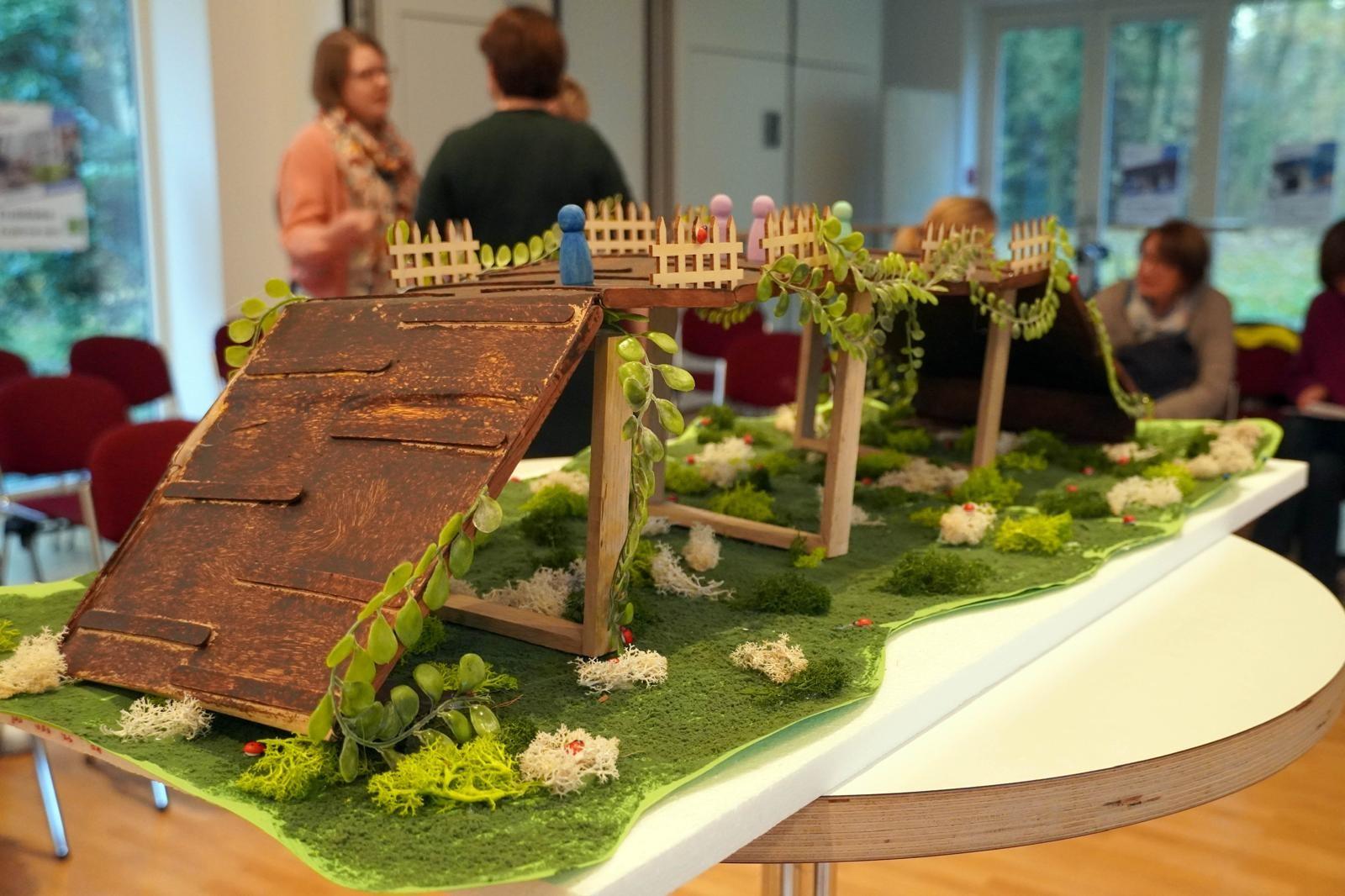 Eine selbst gebastelte Brücke als Symbol für das Thema "Brücken bauen"