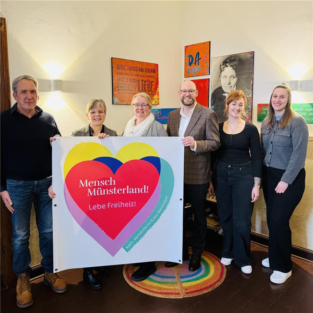 Die Leitungen der Caritasverbände im Kreis Warendorf sowie von SKF und SKM haben ein Banner zur Mensch!-Kampagne mit auf dem Gruppenbild.