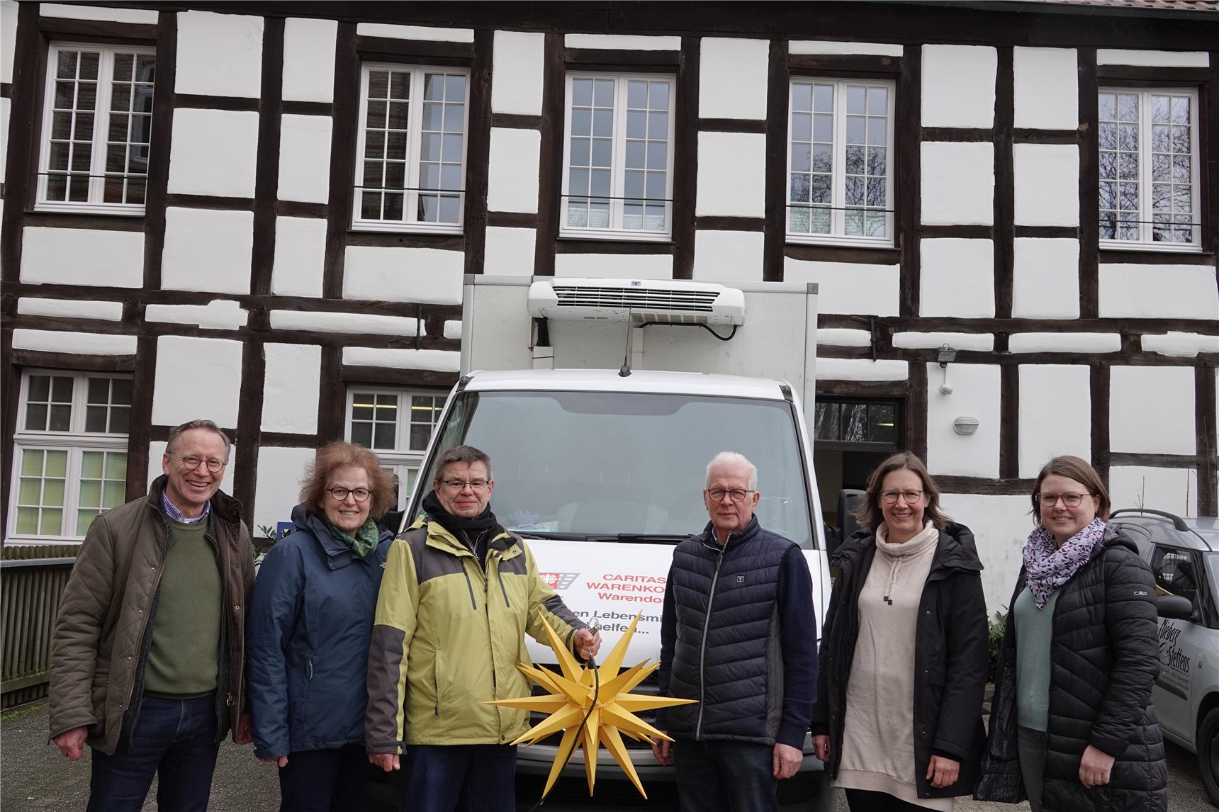 Spendenübergabe Warenkorb_Nachbarschaft DüDi