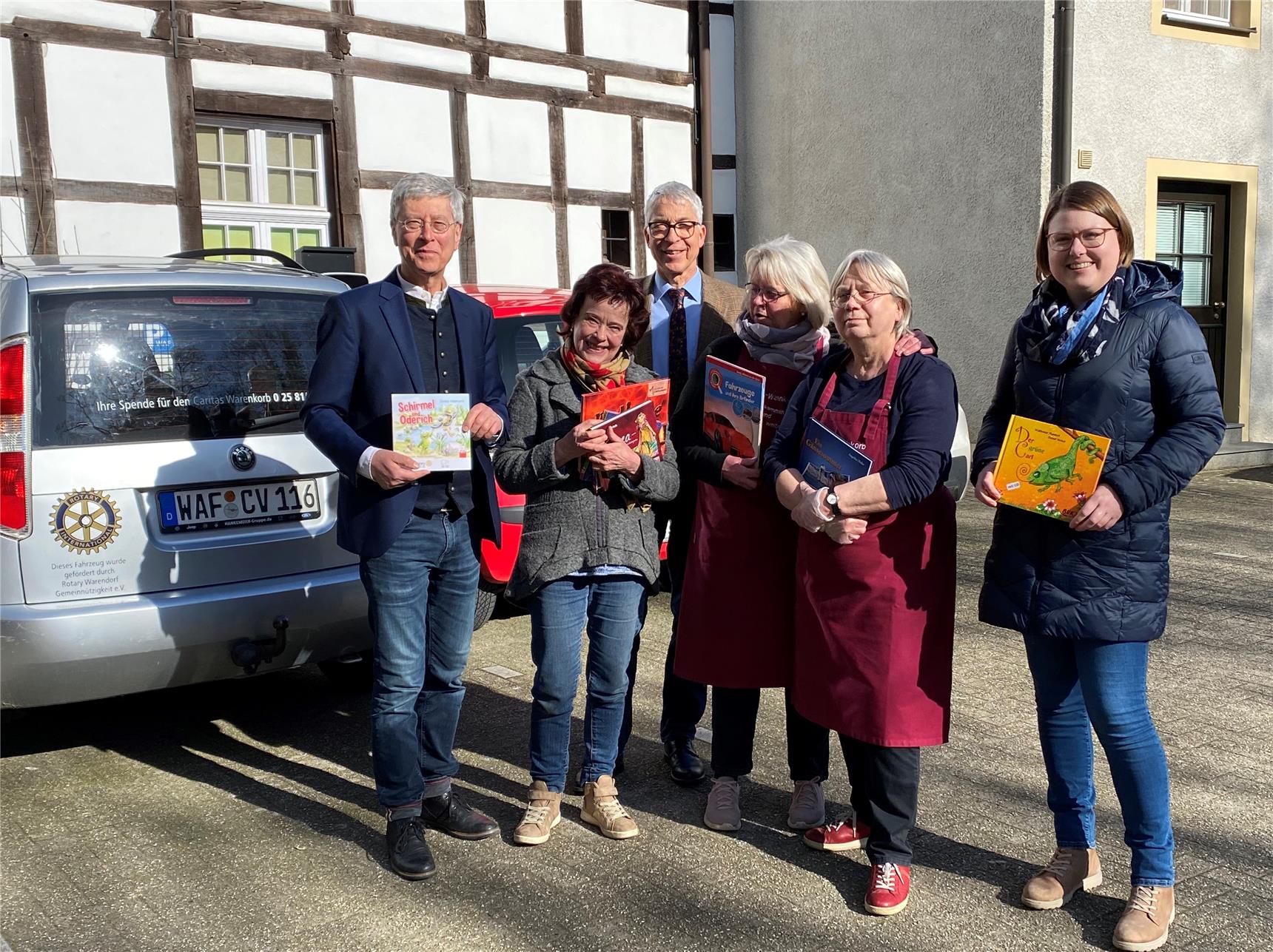 Übergabe der Bücherspende des Rotary Clubs