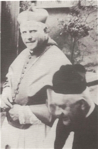 Gründungsvorsitzender Pfarrer Mönchemeier (mit Bischof von Galen)