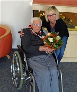 Anja Kohlhaas gratuliert Frau Leonhardt zum Geburtstag 