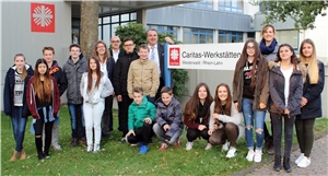 Die Schüler der Anne-Frank-Realschule plus und die Verantwortlichen der Caritas-Werkstätten Westerwald-Rhein-Lahn stellen sich zum Gruppenfoto vor dem Gebäude der Caritas-Werkstätten auf.
