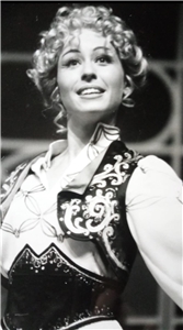 Schwarz-Weiß-Aufnahme von Juliane Heyn-Lepke in ihrer Zeit als Sängerin.