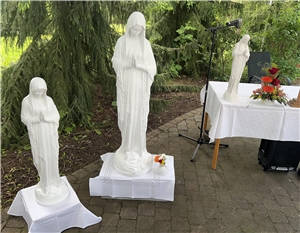 Die drei Marienfiguren im Garten des Caritas-Altenzentrums St. Josef.
