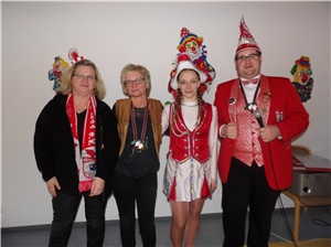 Anja Kohlhhas mit Mitgleidern sdes Karnevalsvereins nach der Ordensübergabe. 
