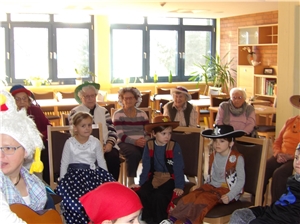 Die Kinder des katholischen Kindergartens besuchen das Haus Helena zu einer gemeinsamen Karnevalsfeier 
