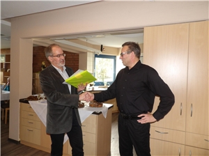 Caritasdirektor Farnk Keßler-Weiß (links) gratuliert Bernd Kohlhaas zum Jubiläum.