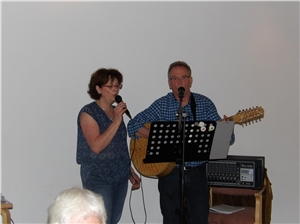 Kurt Müller und Gitta Behner gestalten die monatliche Geburtstagsfeier im Juni musikalisch.