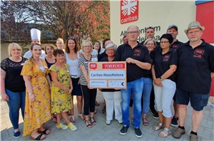 Rewe-Marktleiter Thomas Diefenbach übergibt den Spendenscheck an Einrichtungsleiterin Anja Kohlhaas