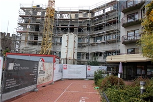 Blick auf die Baustelle am Altenzentrum in Lahnstein von Außen