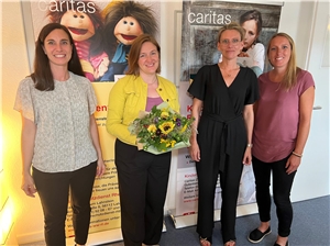 Gruppenfoto mit Ministerin: Janna Neubauer, Maja Kelly und Carolin Peters mit Katharina Binz in den Räumen des Kinderschutzdienstes.