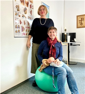 Die beiden Hebammen Susanne Thielheim (sitzt auf einem Gymnastikball) und Mareike Römer.