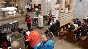 Die Besucherinnen und Besucher des Gottesdienstes lauschen einem musikalischen Beitrag.
