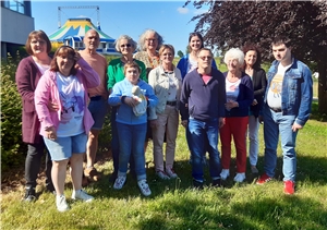 Gruppenfoto der Teilnehmerinnen und Teilnehmer beim Oasentag im Familienferiendorf in Hübingen.