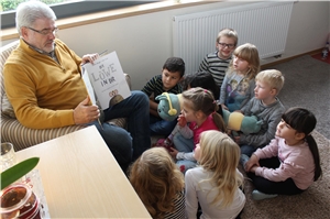 Peter Roos liest den Kindern vor