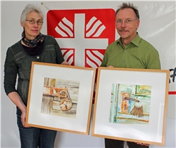 Freuen sich bereits auf die Ausstellung: Christel Kruppa und Thomas Jeschke von der Familienberatung des Caritasverbandes Westerwald-Rhein-Lahn präsentieren zwei der Gemälde von Sigrid Wilbois, die ab
