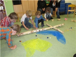 Beim Kinderwortgottesdienst in der Integrativen Kindertagesstätte in Wirges stand das Kreuz im Mittelpunkt.