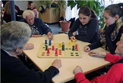 Schüler wie Senioren haben viel Freude an dem regelmäßigen Generationentreff im Caritas-Altenzentrum Haus Helena in Hachenburg.