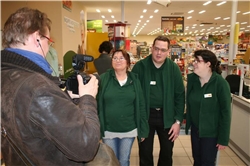 Filmemacher Jan Heilig (links) war im Auftrag des Deutschen Caritasverbandes mit seiner Kamera im CAP-Markt in Hundsangen unterwegs. Im Rahmen der Dreharbeiten für den Kampagnen-Spot spielten natürlic
