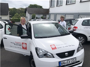 Gaby Schlosser und Hiltrud Schräder-Müller vor der Caritas-Sozialstation in Montabaur