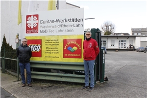 Frank Dehne und Maik Wolf vor dem Eingangstor zum MoDiTec-Betriebsgelände in der Johann-Baptist-Ludwig-Straße.