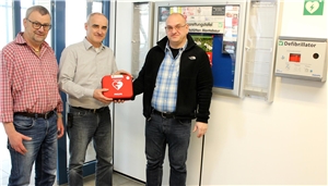 Die Übergabe des Defibrillators in den Werkstätten in Montabaur