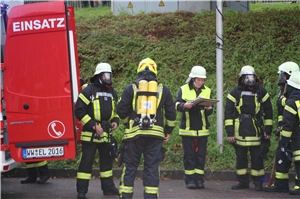 Feuerwehrleute vor der Caritas-Werkstatt in Rotenhain